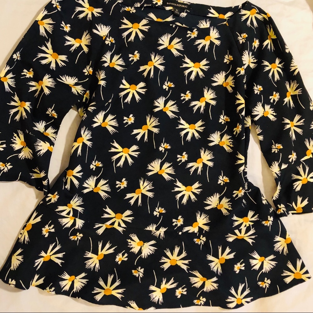 Banana Republic daisy print blouse 🌼